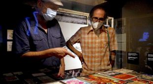 Els comissaris de l'exposició temporal Andrés Hispano i Fèlix Pérez-Hita, mirant una de les vitrines