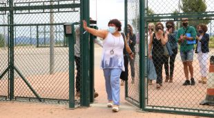 L'exconsellera Dolors Bassa sortint de la presó de Figueres