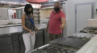 La tutora de l'IFE, Alba Ribas, i el cap d'Estudis de Formació Professional, Ramon Ferrer, a la cuina de l'Escola d'Hostaleria on es farà l'itinerari