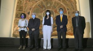 D'esquerra a dreta: Laia Cañigueral, Francesc Pardo, Marta Madrenas, Miquel Noguer i Jaume Julià amb el Tapís de la Creació