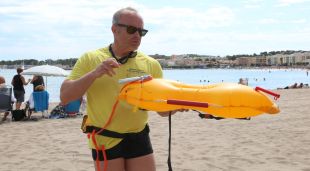 Un dels inventors del dispositiu i socorrista, Bartomeu Casellas, mostrant el nou aparell