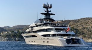 El megaiot Kismet davant de la platja de l'Almadrava a Roses, aquesta tarda