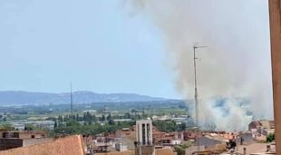 La columna de foc vista des d'un indret elevat de Figueres