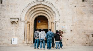 Una visita guiada a punt d'entrar al Monestir de Sant Pere de Galligants