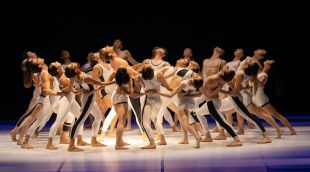 Un moment de l'actuació inaugural del Festival Castell de Peralada amb la companyia Béjart Ballet Lausanne