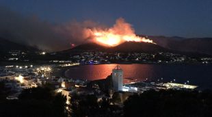Les flames aquesta matinada, vistes des de Port de la Selva