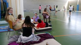 Part del grup de joves francesos desallotjats arran de l'incendi de Llançà