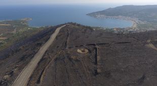 Pla aeri de la zona de Sant Pere de Rodes cremada amb el Port de la Selva de fons