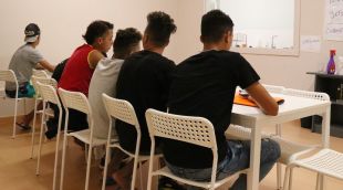 Un grup de menors en un centre d'acollida de Badalona