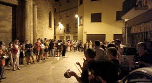 Els veïns protestant al carrer fent una cassolada la nit del dilluns