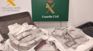 La droga interceptada en les dues maletes