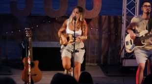 Suu durant el concert al Festival Portalblau de l'Escala