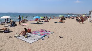 La platja de Roses amb tot de banyistes instal·lats a la sorra, ahir al matí
