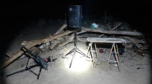 Els aparells de música instal·lats a la sorra per a la macrofesta