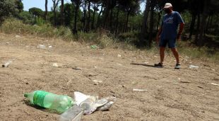 Restes del macrobotellot que ha aplegat fins a 500 persones a Regencós
