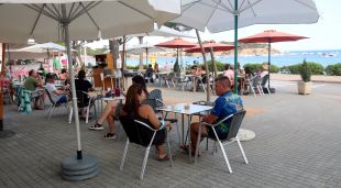 Clients a la terrassa del Tucan Beach de Sant Pol, un dels establiments de Sant Feliu de Guíxols que va patir els talls de llum