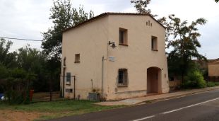 Façana de Ca la Mestra de Vilert, que l'Ajuntament d'Esponellà vol posar a lloguer a una família jove