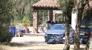 Vista de la casa de Calonge on s'ha fet la 'rave' i de restes de brossa a l'exterior