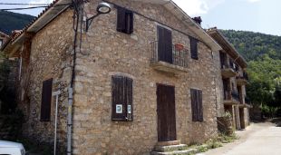 Vista de l'edifici de Cal Mestre a Bruguera, a Ribes de Freser