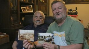 L'Antonio Aguilera (esquerra) i el seu fill l'Esteve amb fotografies de l'autopista a la Jonquera
