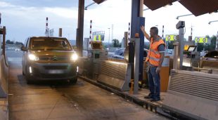 Els operaris fan passar els cotxes pel peatge de l'AP-7 a la Roca del Vallès amb les tanques aixecades