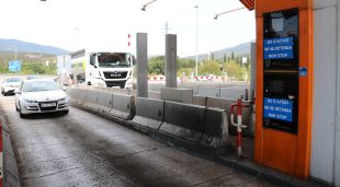 Un vehicle a punt de superar el peatge de la Jonquera, aquest matí