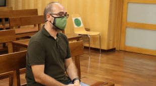 L'alcalde de Sarrià de Ter, Narcís Fajula, assegut en el banc dels acusats pel judici per desobediència