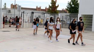 Alumnes de 1r d'ESO entrant al nou institut de Caldes de Malavella