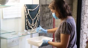 La conservadora del Museu Arqueològic de Banyoles recollint algunes de les peces exposades abans d'emmagatzemar-les