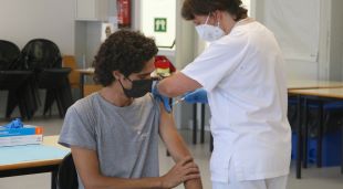 Un noi vacunant-se al punt sense cita prèvia de la UdG