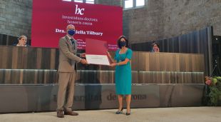 El rector de la UdG, Quim Salvi, i l'educadora i investigadora Daniella Tilbury, durant l'acte d'investidura com a honoris causa