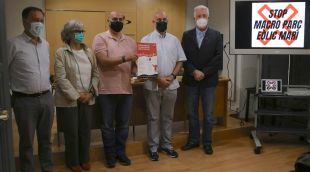Membres de la plataforma contrària al parc eòlic marí projectat al golf de Roses amb el cartell de l'acte de dissabte