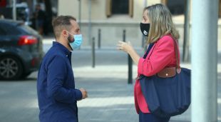 El familiar d'una de les persones mortes de la residència de Sant Joan Les Fonts, Joan Guirado, amb l’advocada Leyre Lopez