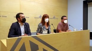 L'alcaldessa de Girona, Marta Madrenas, acompanyada pel vicealcalde Quim Ayats i el portaveu de Guanyem, Lluc Salellas