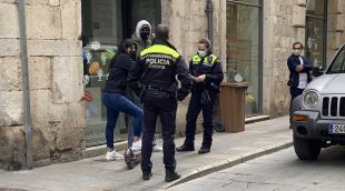 Dos agents multant una usuaria de patinet elèctric (arxiu)
