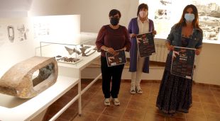 Les autoritats al nou museu Pyrfer de Campdevànol amb les peces de metall que s'h poden veure