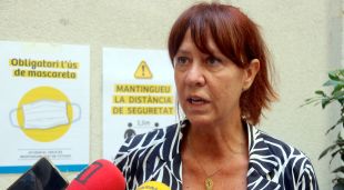 L'alcaldessa de Girona, Marta Madrenas, atenent avui a la plaça del Vi