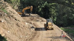 Una excavadora a les obres de les Cinc fonts a Sant Joan de les Abadesses