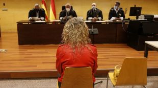La dona que va estafar una anciana de Vilablareix, d'esquenes durant el judici a l'Audiència de Girona
