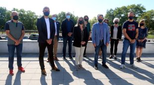 L'alcalde de Salt, Jordi Viñas, amb la resta de regidors de l'equip de govern municipal