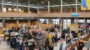 Els expositors del Girocòmic amb un visitant llençant-se per la tirolina