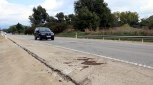 La carretera C-37 amb marques a la carretera al punt on s'ha produït l'accident mortal a l'alçada de Manlleu