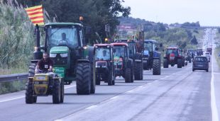 Un moment de la tractorada contra l'aeròdrom de Peralada