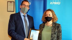 El soci responsable de KPMG Manel Blanco, i la directora de la Càtedra Cambra Empresa Familiar de la UdG, Pilar Marquès