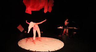 Un moment de l'espectacle 'Fulla blanca' de la companyia Frobvia