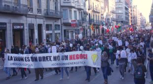 Pla general de la capçalera de la manifestació contra el preu de la llum aquest dissabte