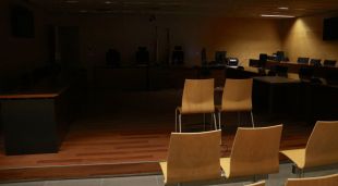 La sala de vistes de l'Audiència de Girona a les fosques