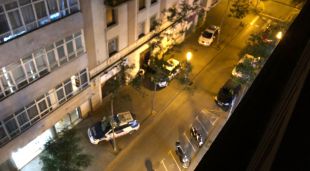 Els agents dels Mossos d'Esquadra desplaçats davant de l'habitatge ocupat