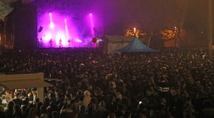 Persones aplegades ahir durant el concert d'Oques Grasses a la Copa