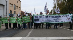 Un moment de la concentració per reclamar mesures mentres no es faci la variant l'Olot